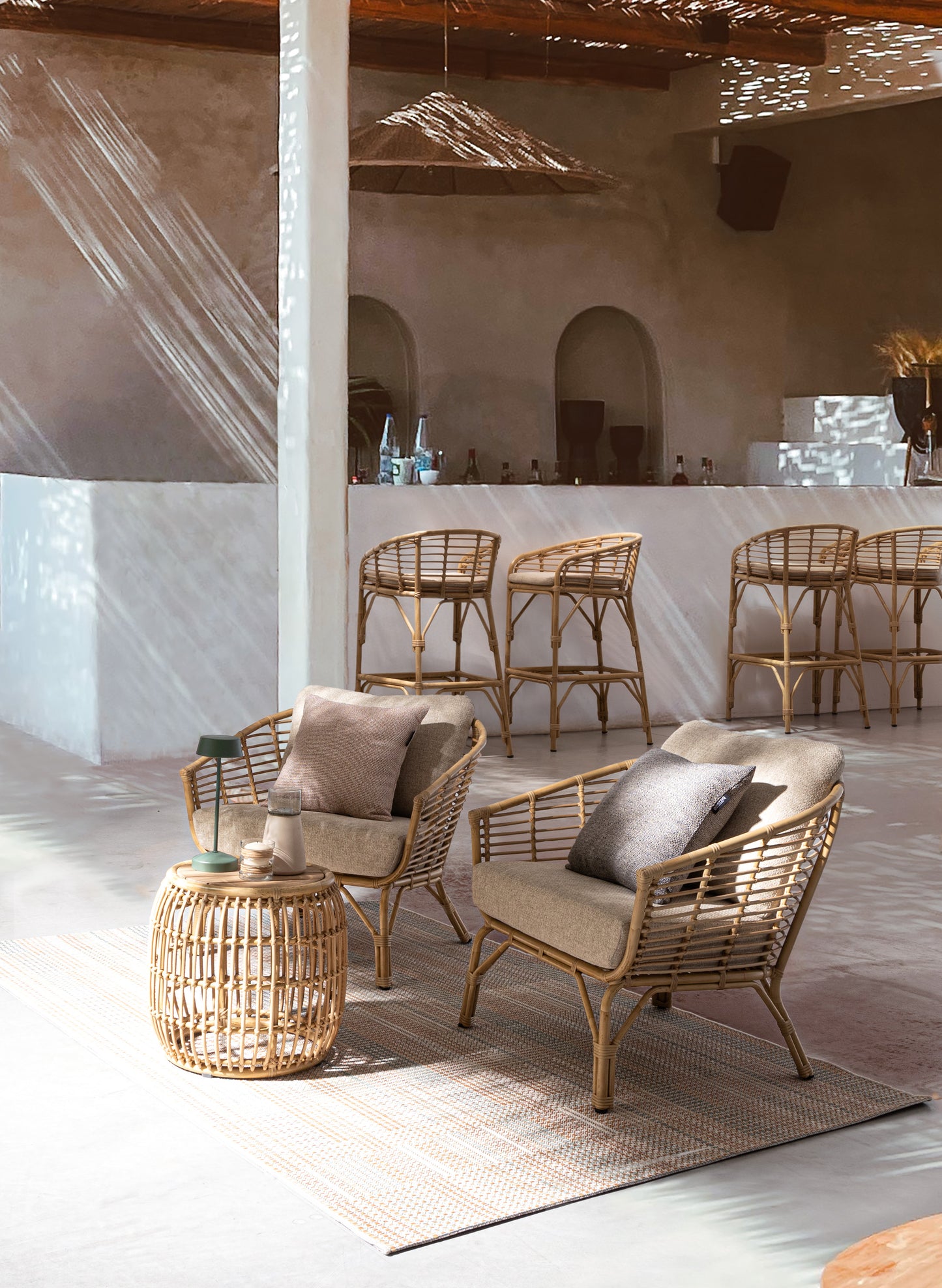 Poltrona con cuscini in alluminio effetto rattan da esterno