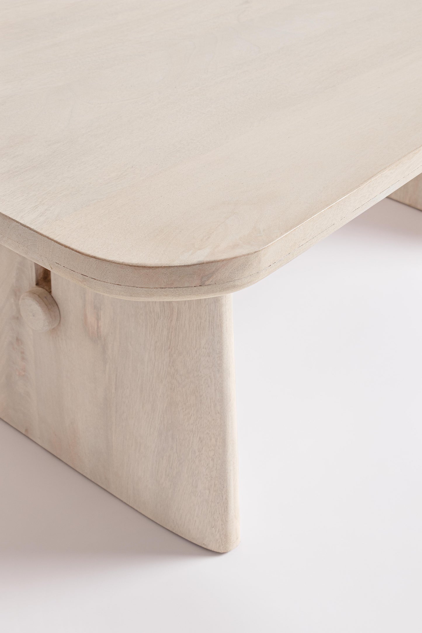 Tavolino design contemporaneo in legno massiccio