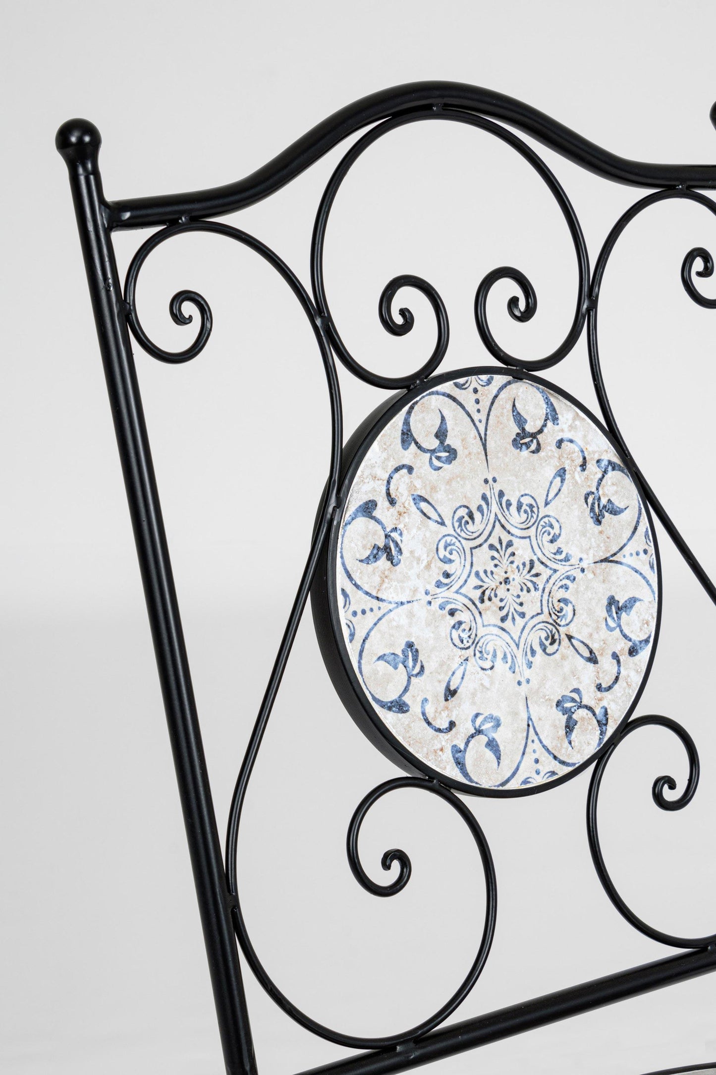 Set tavolo e 2 sedie in ferro con seduta e decori in ceramica - lapagoda.net