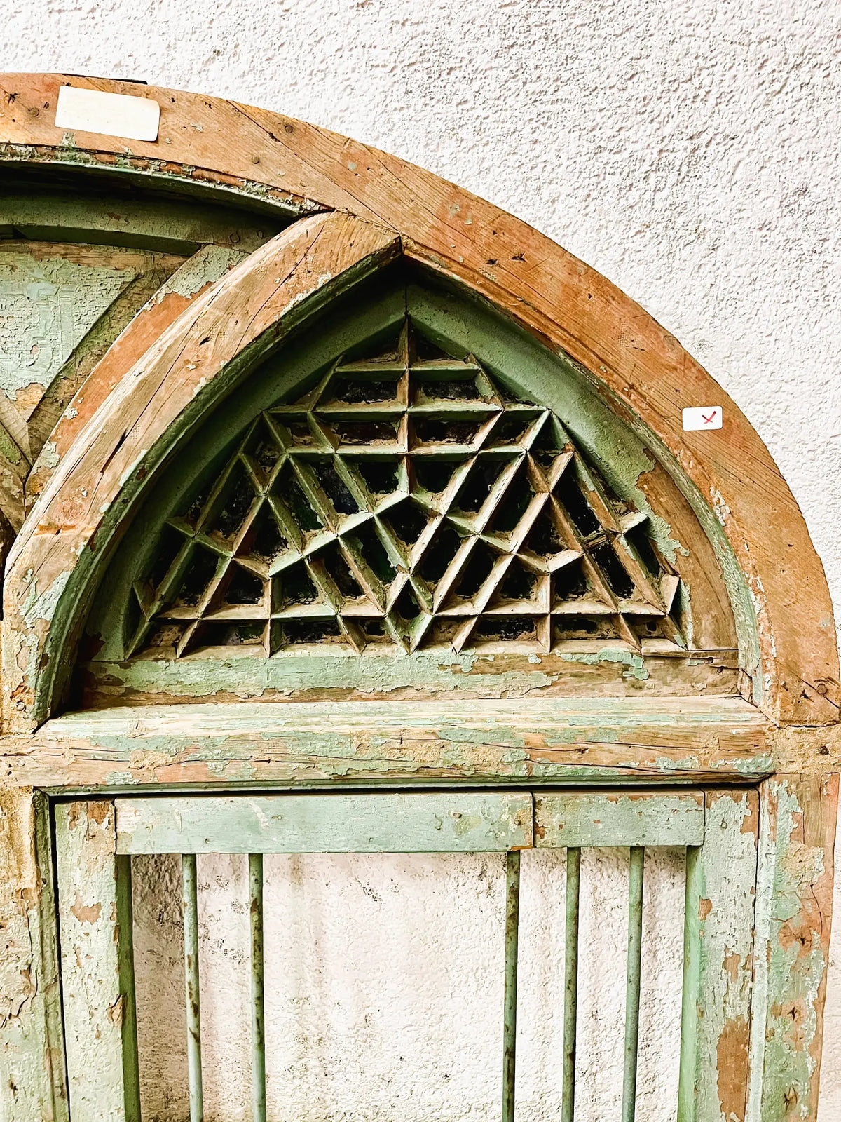 Antica Finestra Sindhi Indiana Originale in Legno Massiccio Dipinto con Vetri Colorati