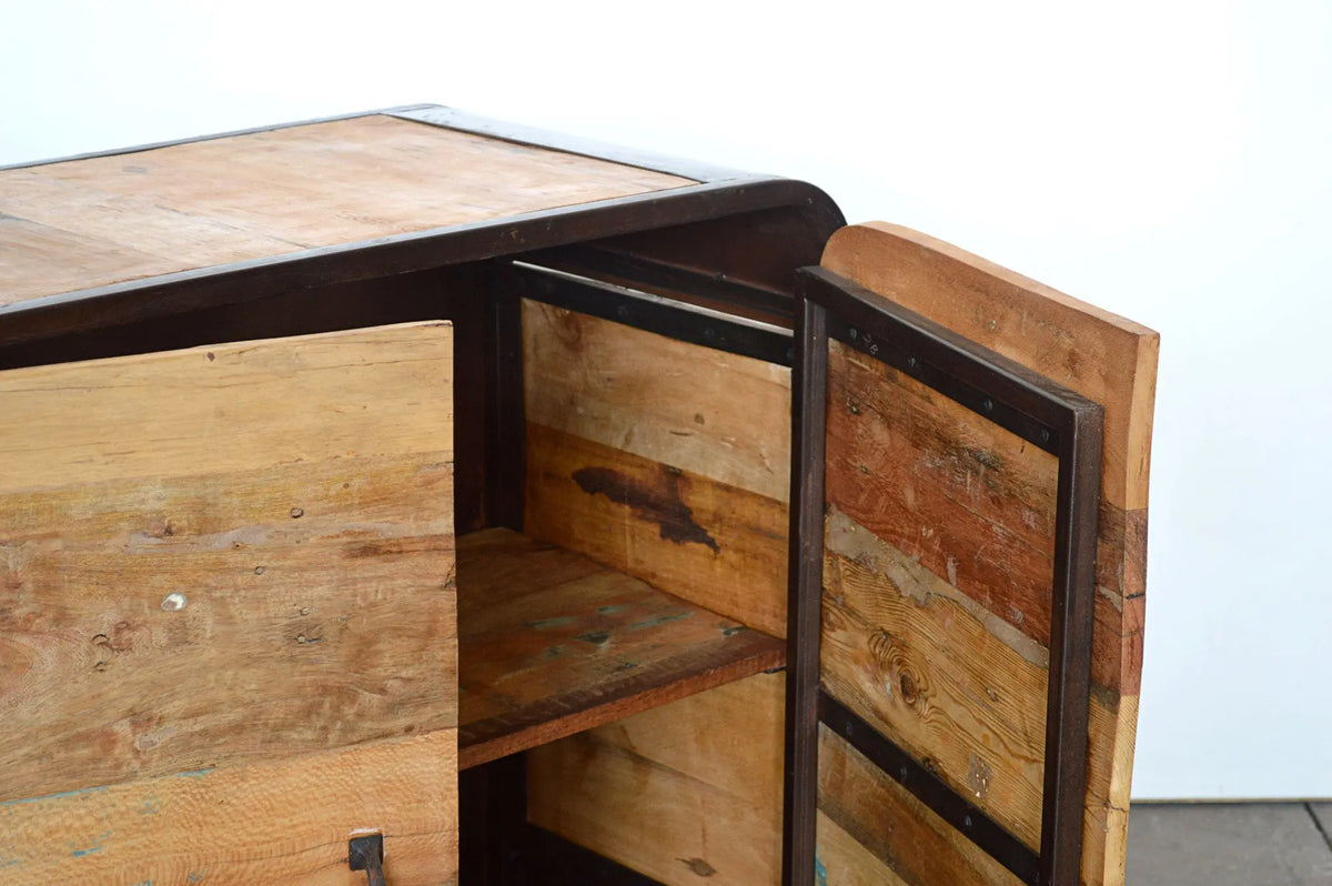 Credenza vintage in legno riciclato color naturale con struttura in ferro battuto, dettaglio del mobile