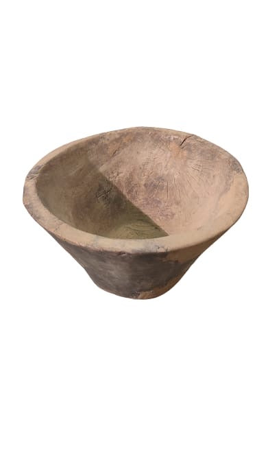 Antico vaso indiano in legno scavato