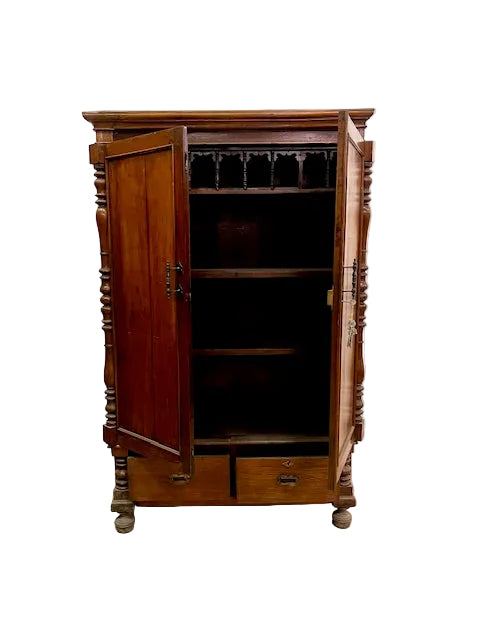 Dettaglio finitura teak massello, armadio coloniale