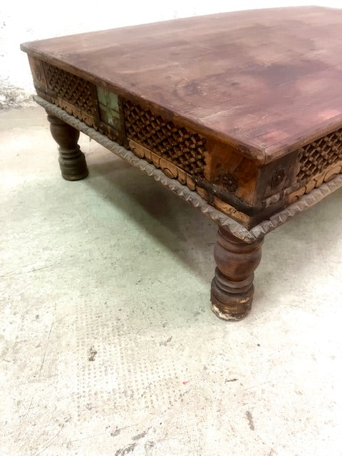 Tavolino indiano in Teak con fregio intarsiato e vetri dipinti