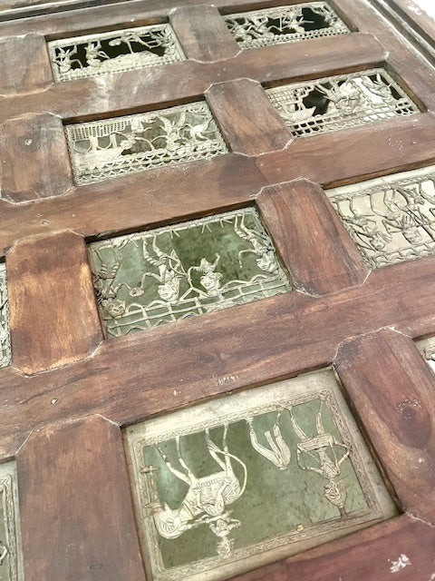 Tavolino indiano con cristallo in legno massiccio con formelle in ottone
