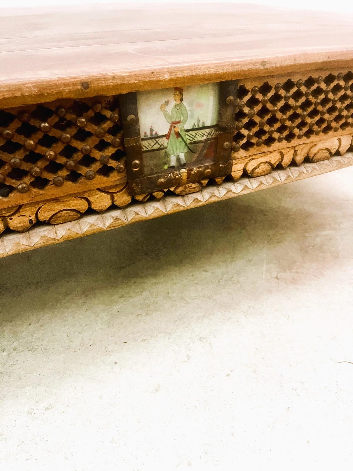 Tavolino indiano in Teak con fregio intarsiato e vetri dipinti dettaglio vetro dipinto