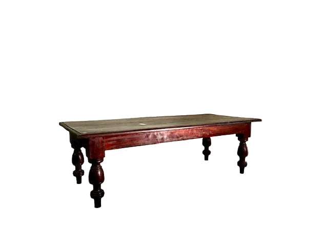 Dettaglio del tavolino antico in legno di mogano di epoca coloniale.