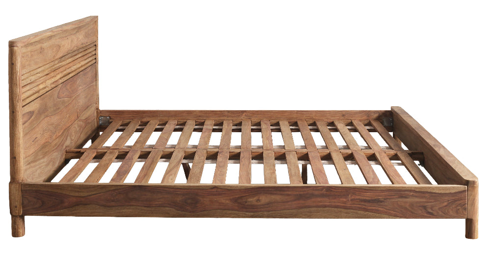 Letto etnico in legno massiccio naturale con testata alta liscia vista laterale