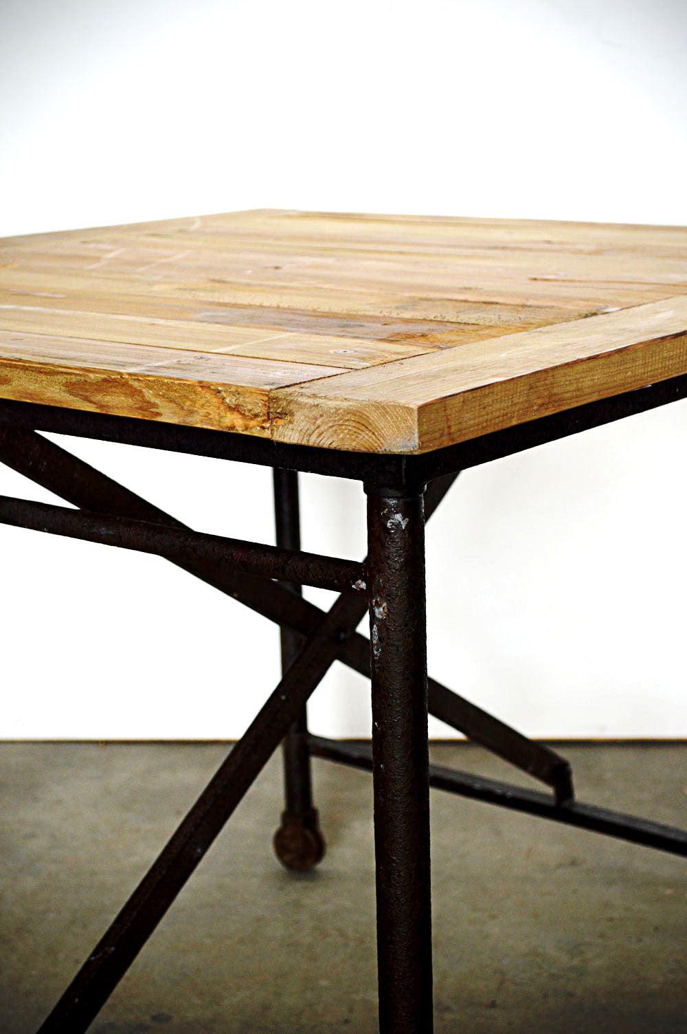 tavolo industrial vintage online dai un tocco retrò alla tua casa con un tavolo che ricorda i tavoli industriali pratici e robusti che posso diventare all occorrenza tavoli da lavoro per le faccende di casa struttura in ferro effetto anticato e ruote