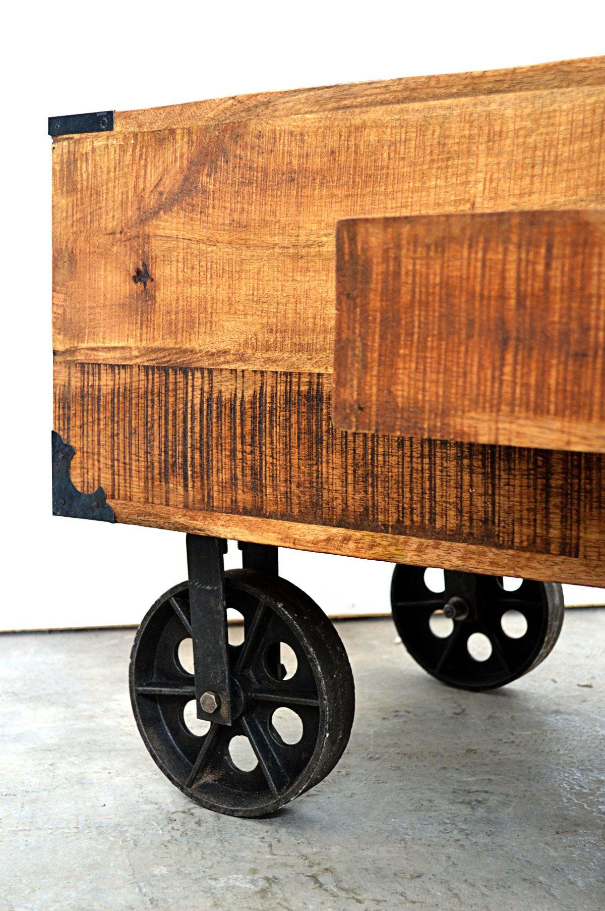 tavolino industrial con ruote in fusione in legno riciclato mobili etnici vintage industrial online