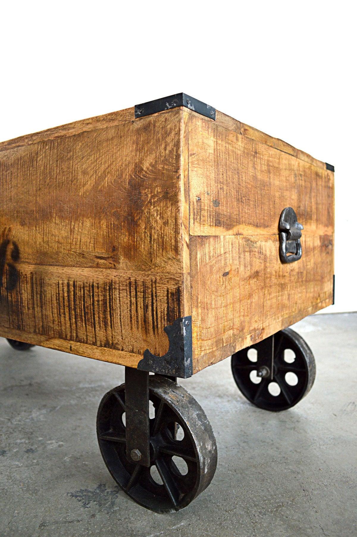 tavolino industrial con ruote in fusione in legno riciclato mobili etnici vintage industrial online