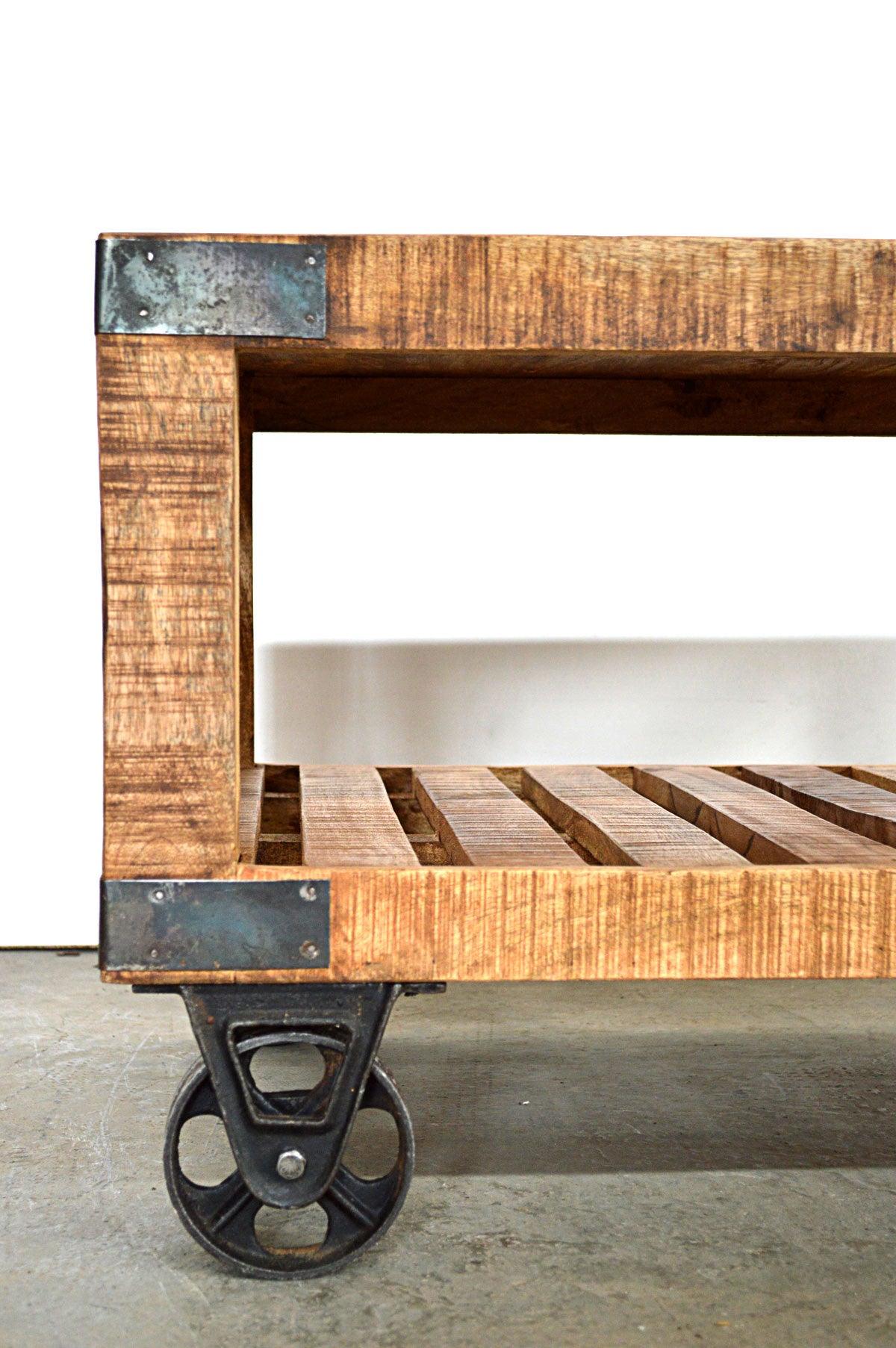 tavolino industrial con ruote in fusione in legno riciclato mobili etnici vintage industrial online