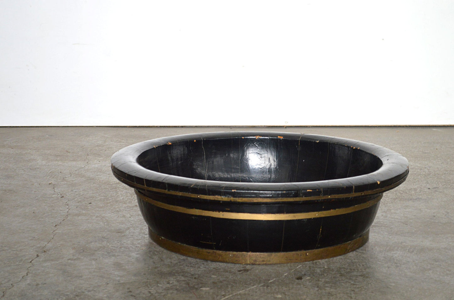 Contenitore Tondo in Legno Laccato con Borchie in Ottone Cina - EA.FO.056.Black - lapagoda.net