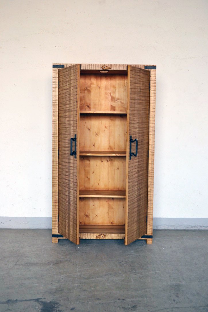 Armadio country vintage in legno massello con borchie in ferro - 2 ante
