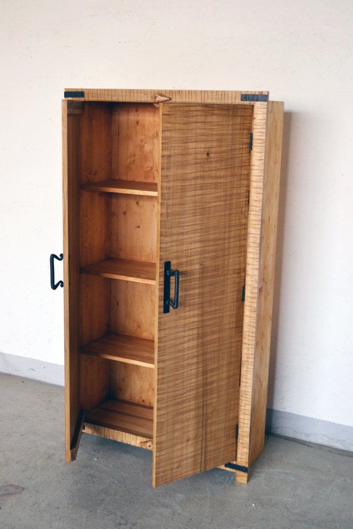 Armadio piccolo country vintage in legno massello con borchie ferro battuto - 2 ante