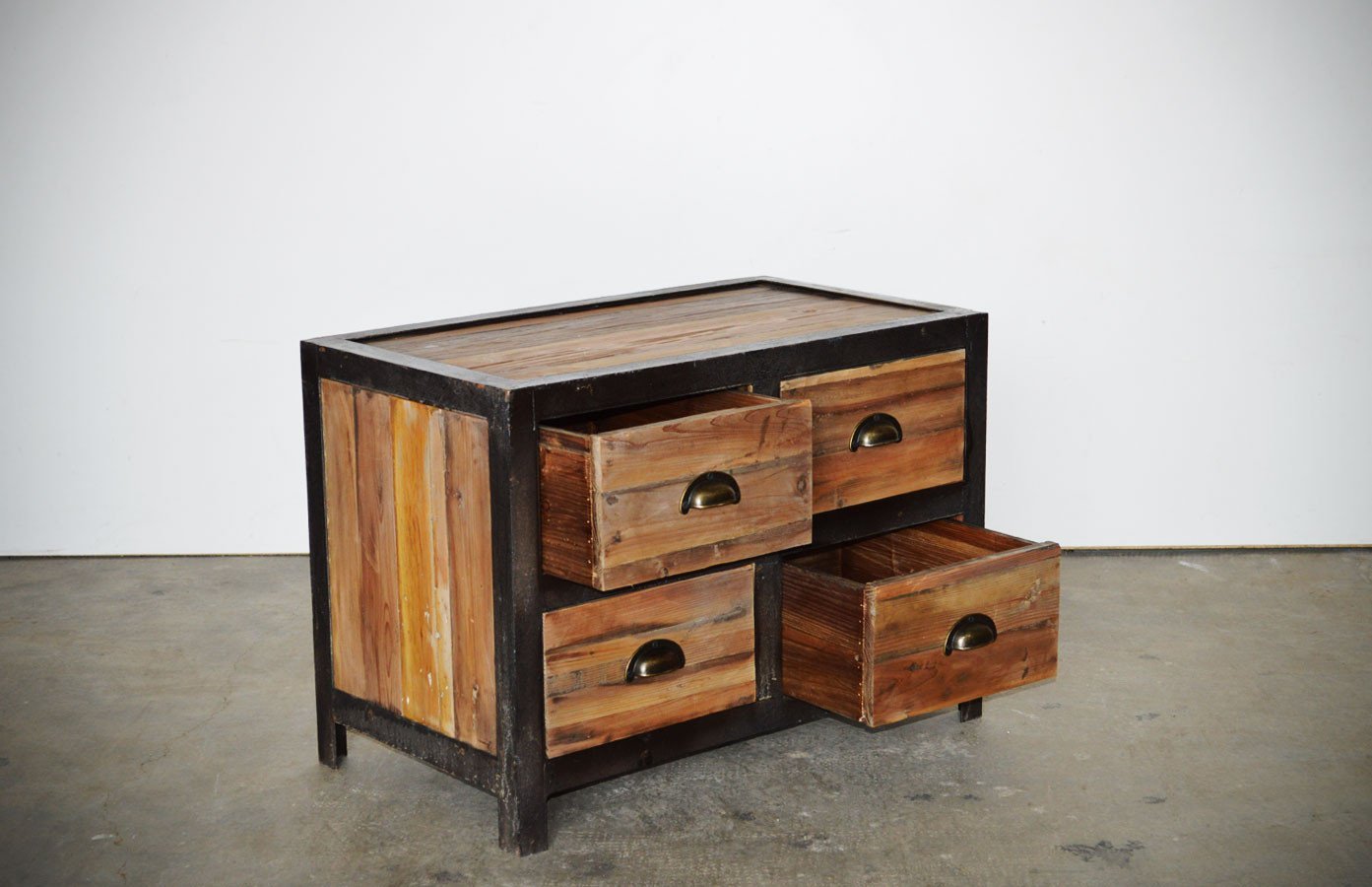 cassettiera industrial in legno di abete riciclato vintage country con gambe e struttura in ferro retro design mobili etnici online