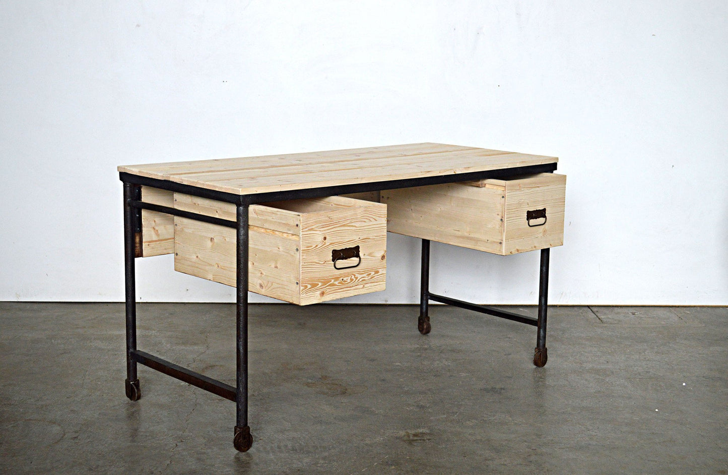 scrivania stile industriale vintage online con 2 cassetti in legno massello e ferro