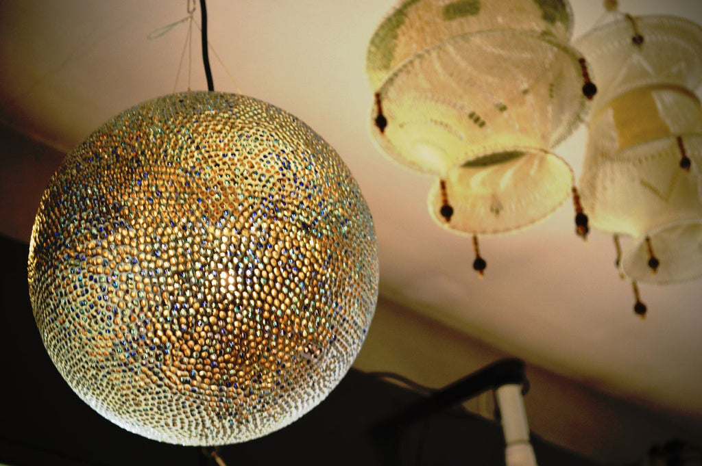 Lampadario a Sfera in Aluminio Lavorato a mano con inserzioni in vetro colorato -L542- - lapagoda.net