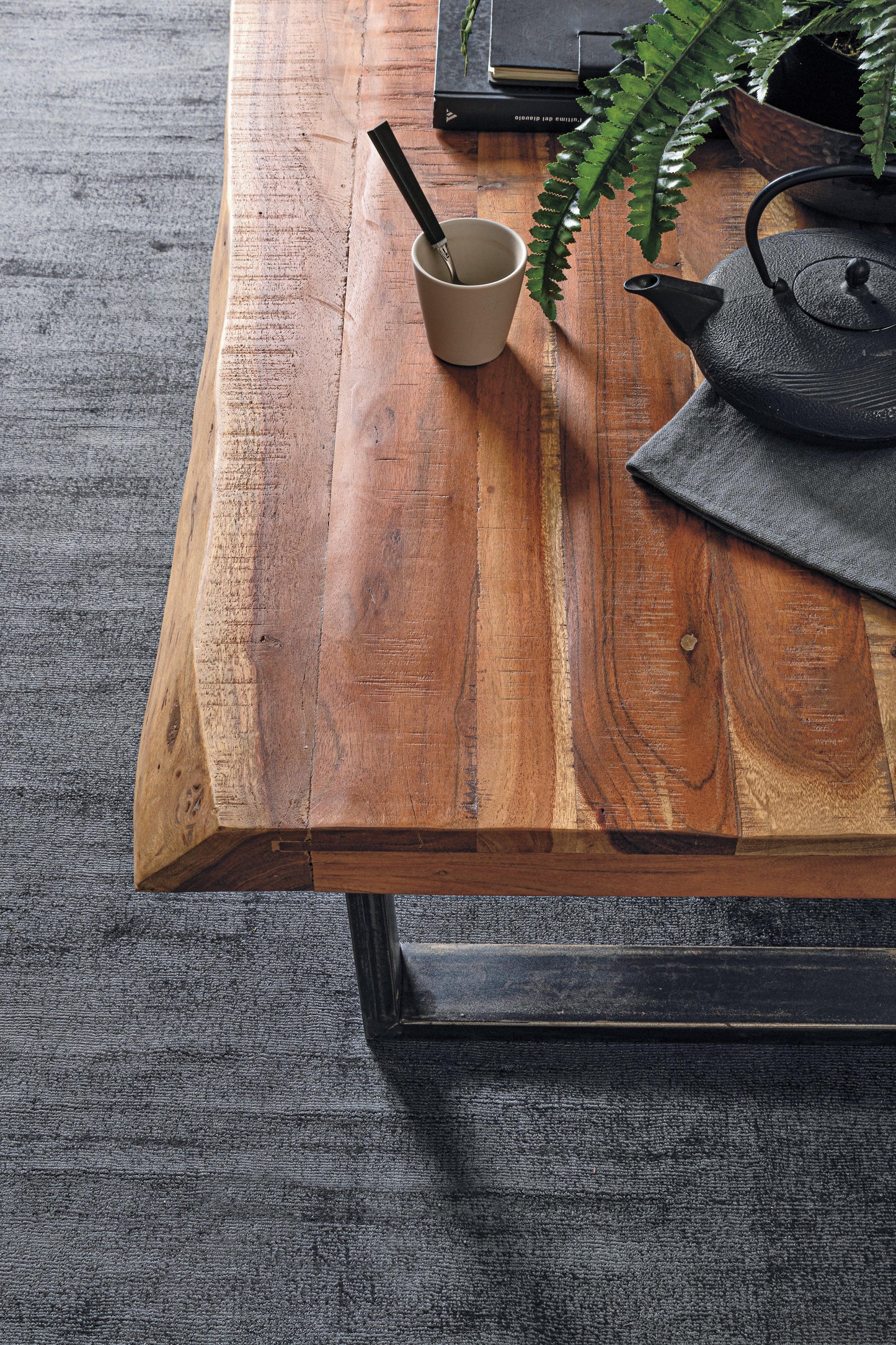 Tavolino industrial gambe in ferro piano in legno massiccio