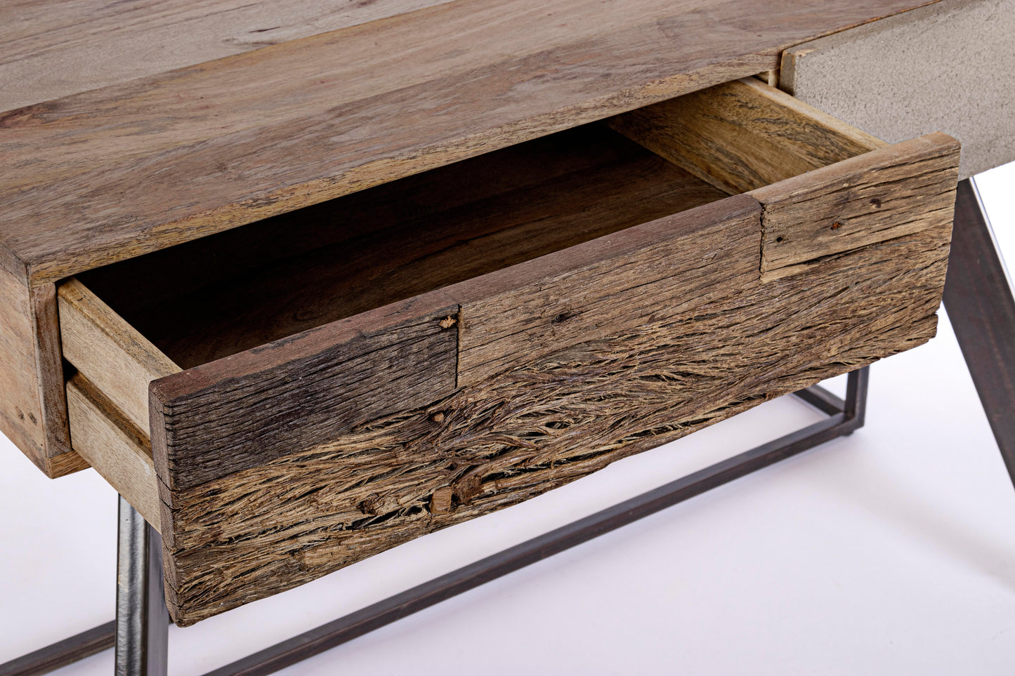 Scrivania industrial con frontale in legno ferro e cemento 2 cassetti