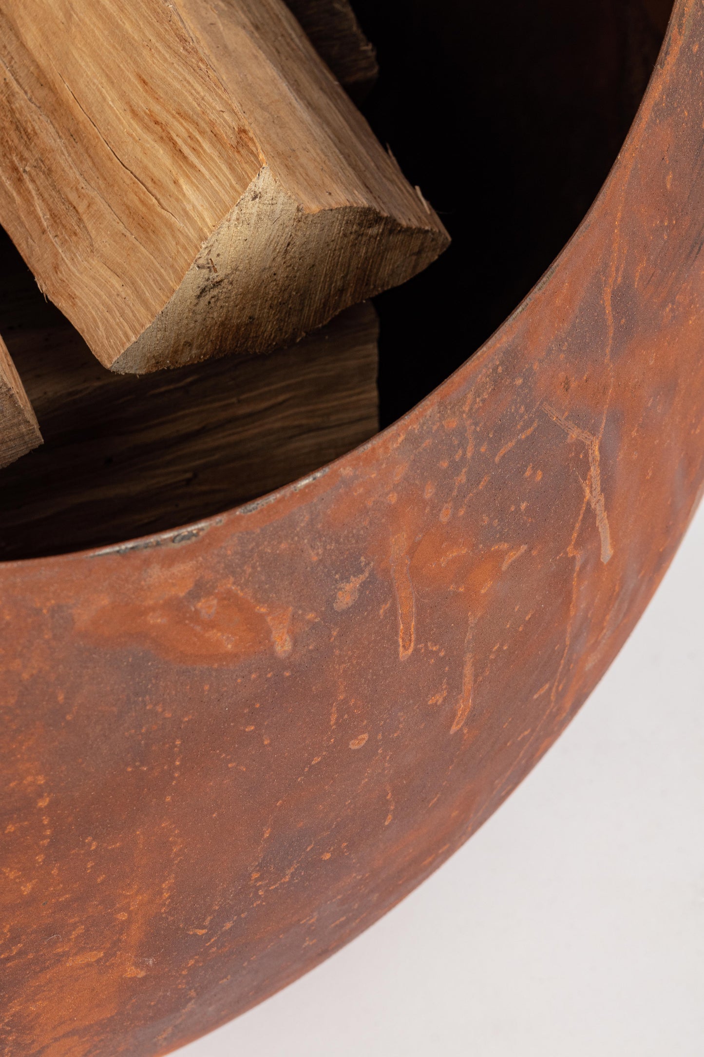 Braciere porta legna in acciaio corten sfera