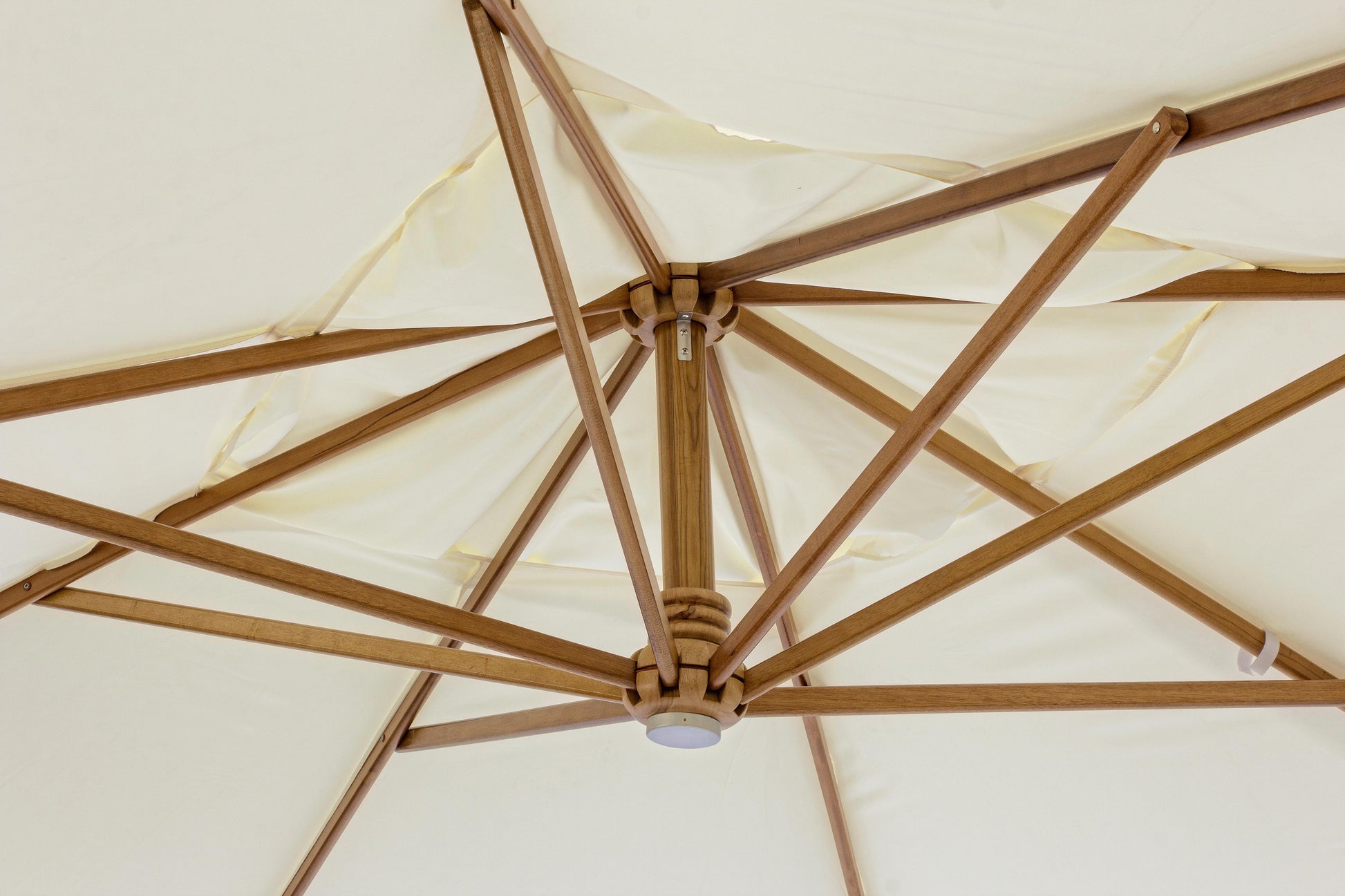 Ombrellone girevole 180 Ferro legno con inserti in pelle misure 3x3 e 3x4 - lapagoda.net