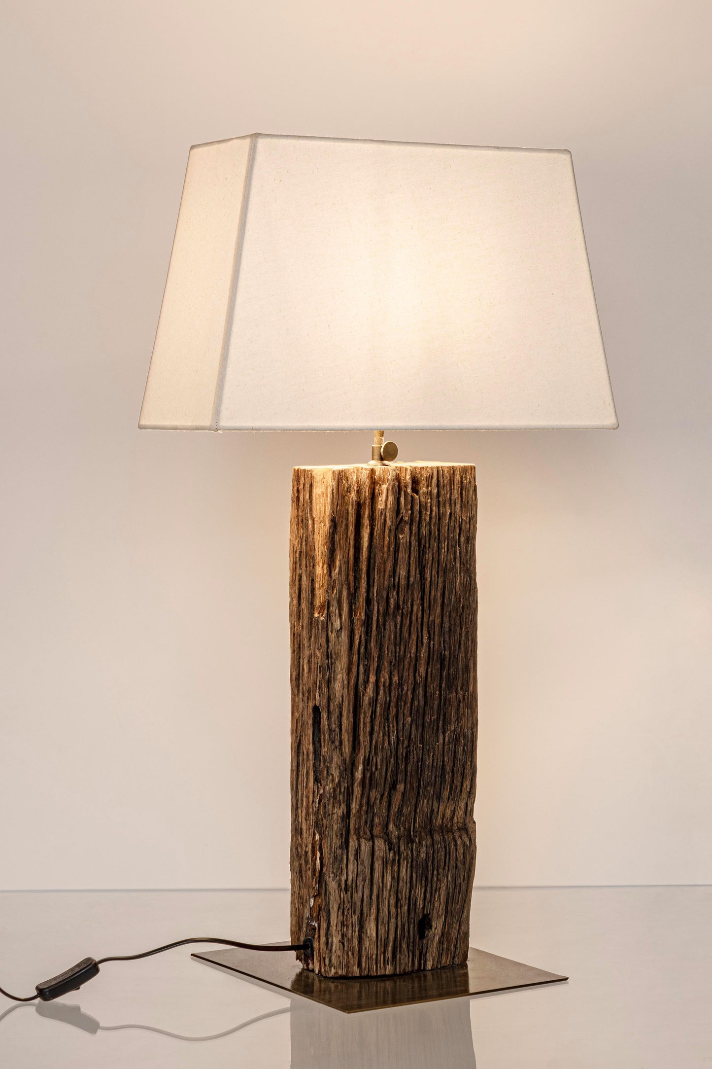 Lampada piantana legno riciclato ottone e cotone bianco - lapagoda.net