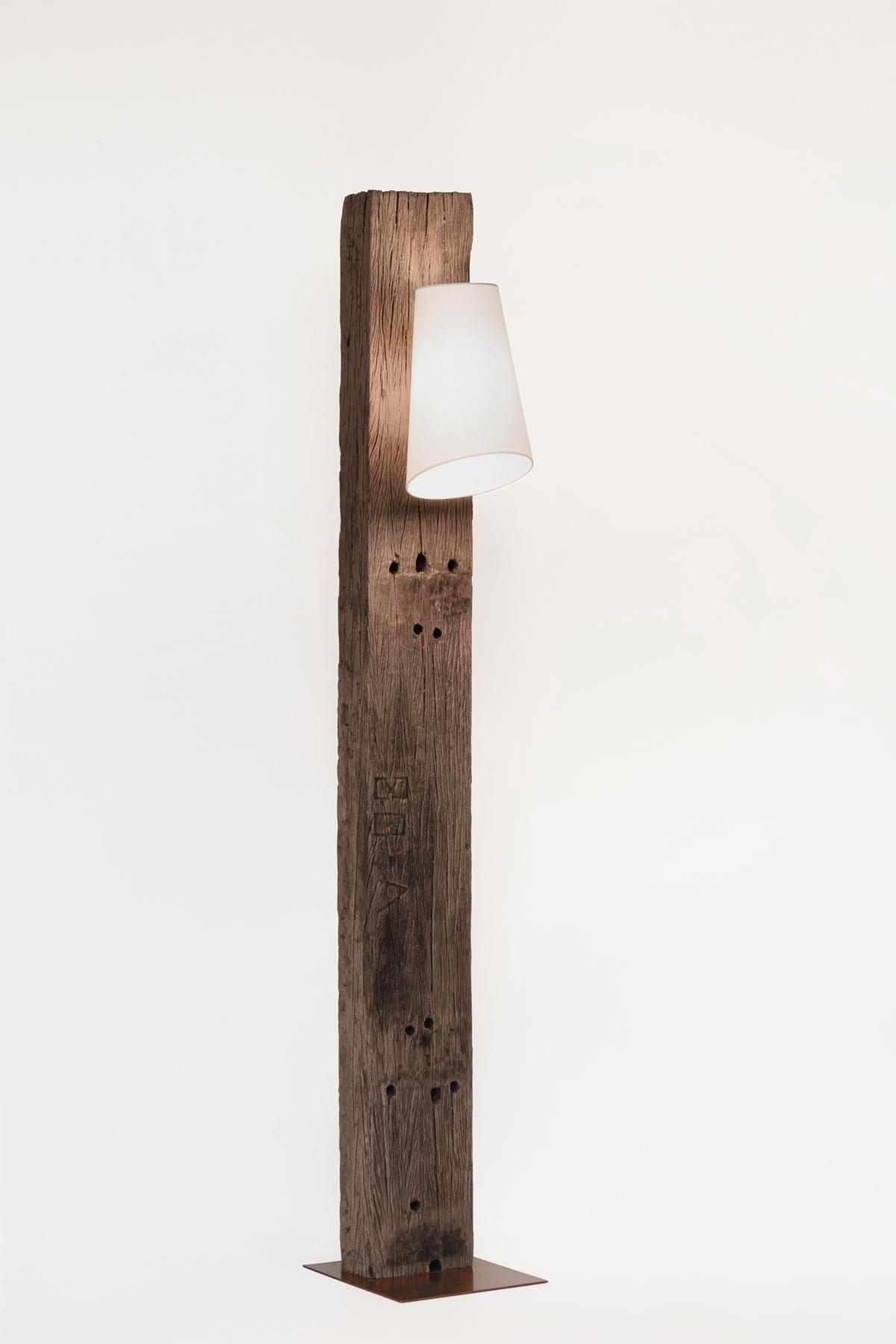 Lampada piantana legno riciclato ottone e cotone bianco - lapagoda.net