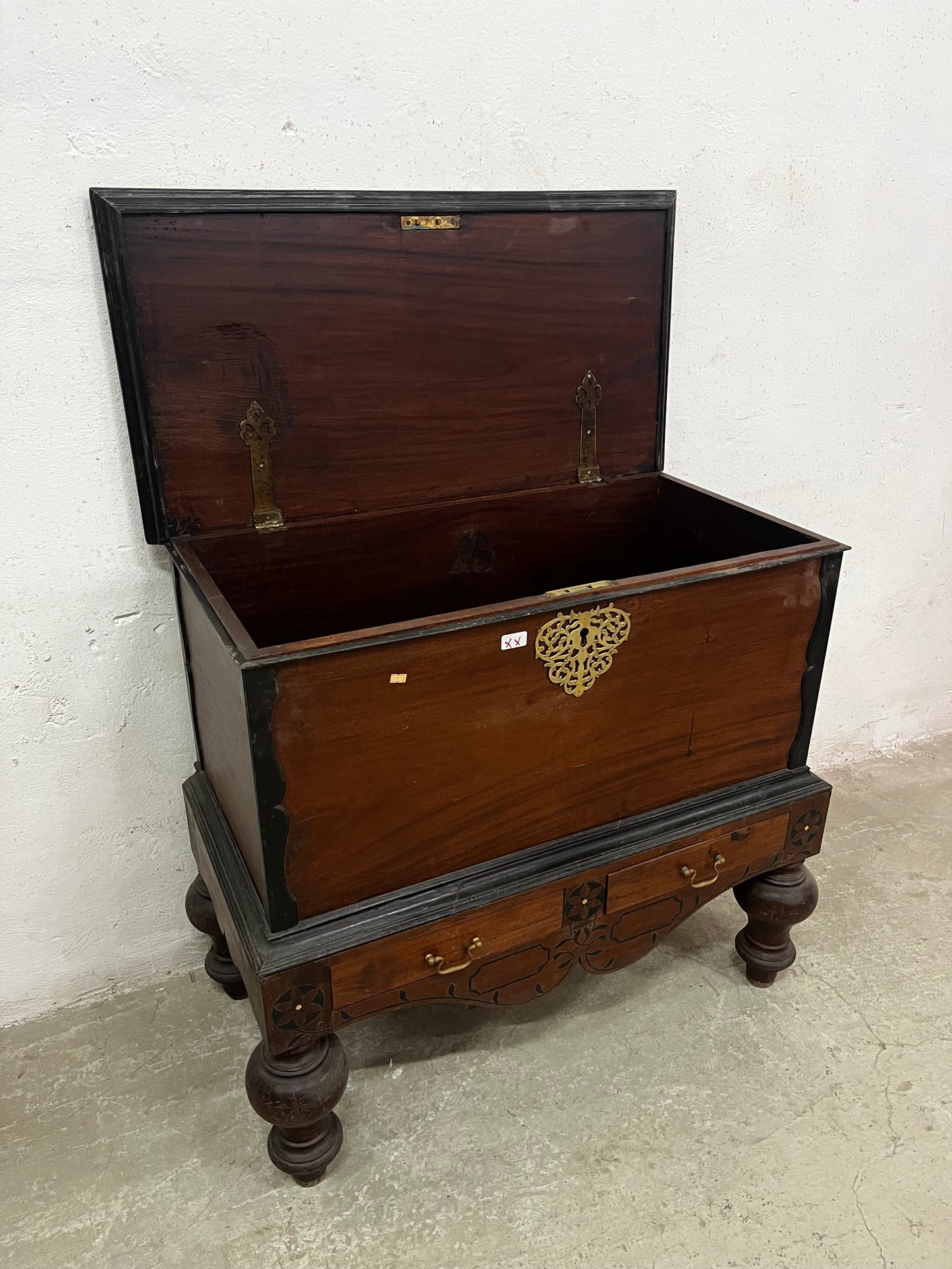 Baule coloniale in teak con intarsio ebano, vista laterale