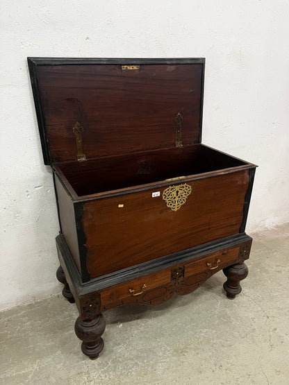 Baule coloniale in teak con intarsio ebano, vista laterale