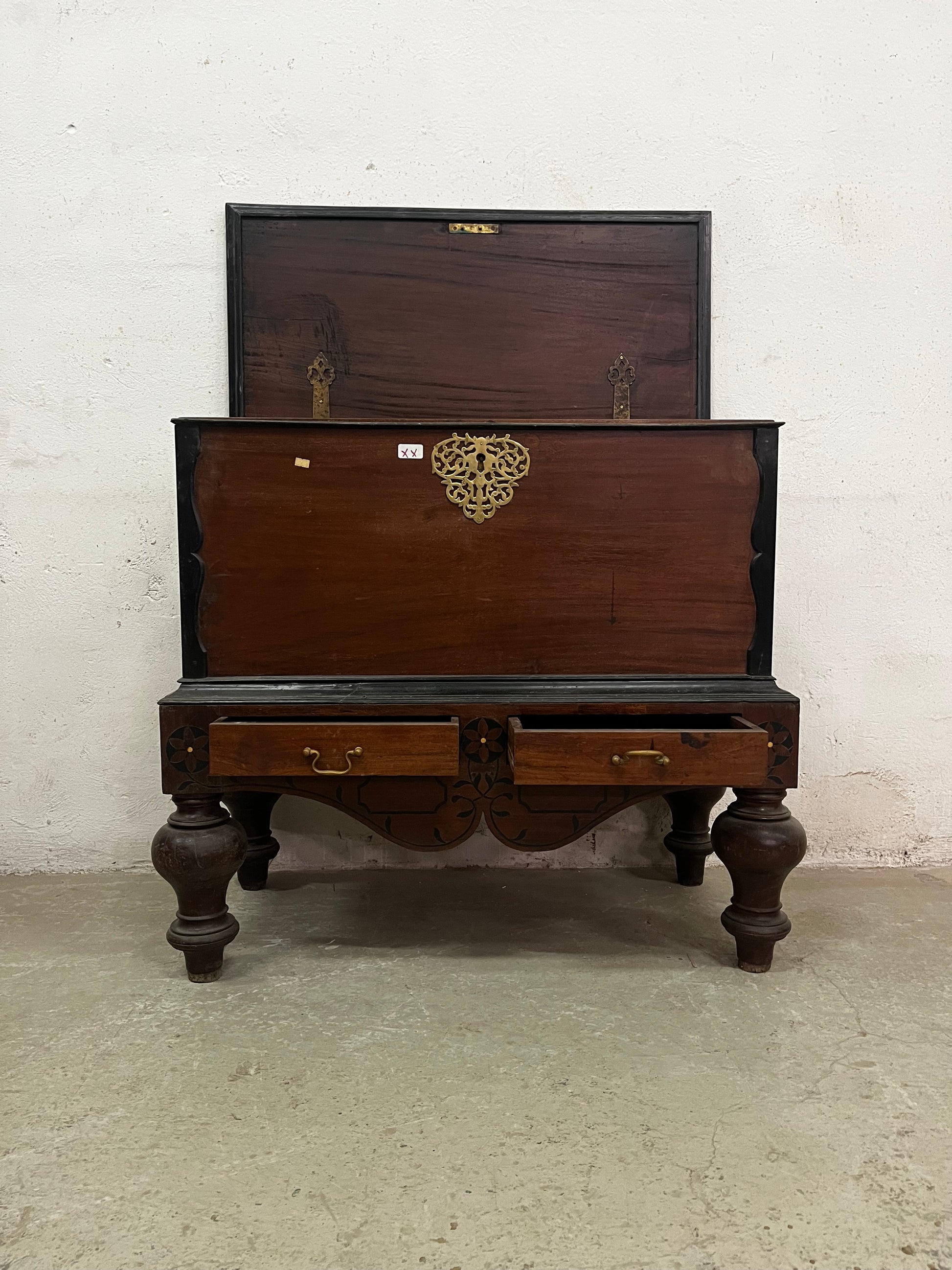 Baule coloniale in teak, coperchio aperto