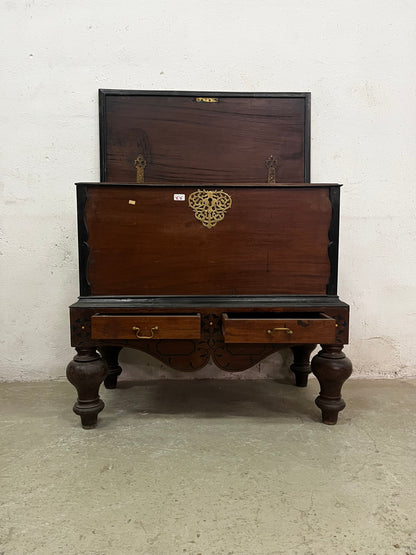 Baule coloniale in teak, coperchio aperto
