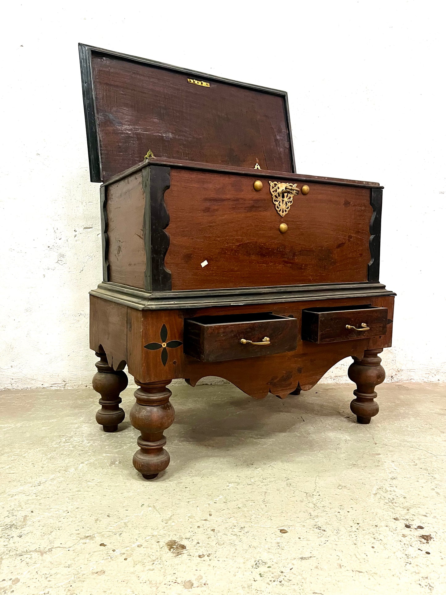 Dettaglio intarsio in ebano su baule coloniale in teak di Ceylon
