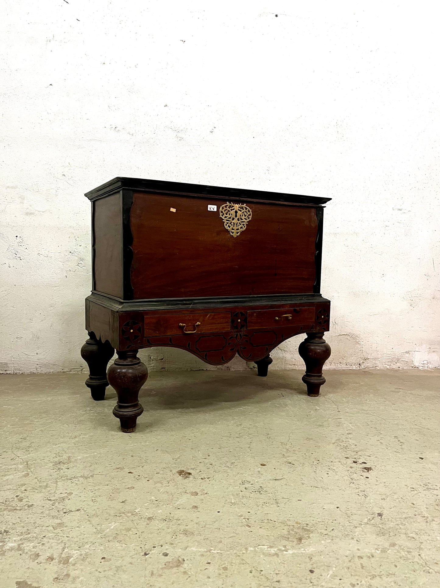 Dettaglio finitura teak e ebano, baule coloniale artigianale