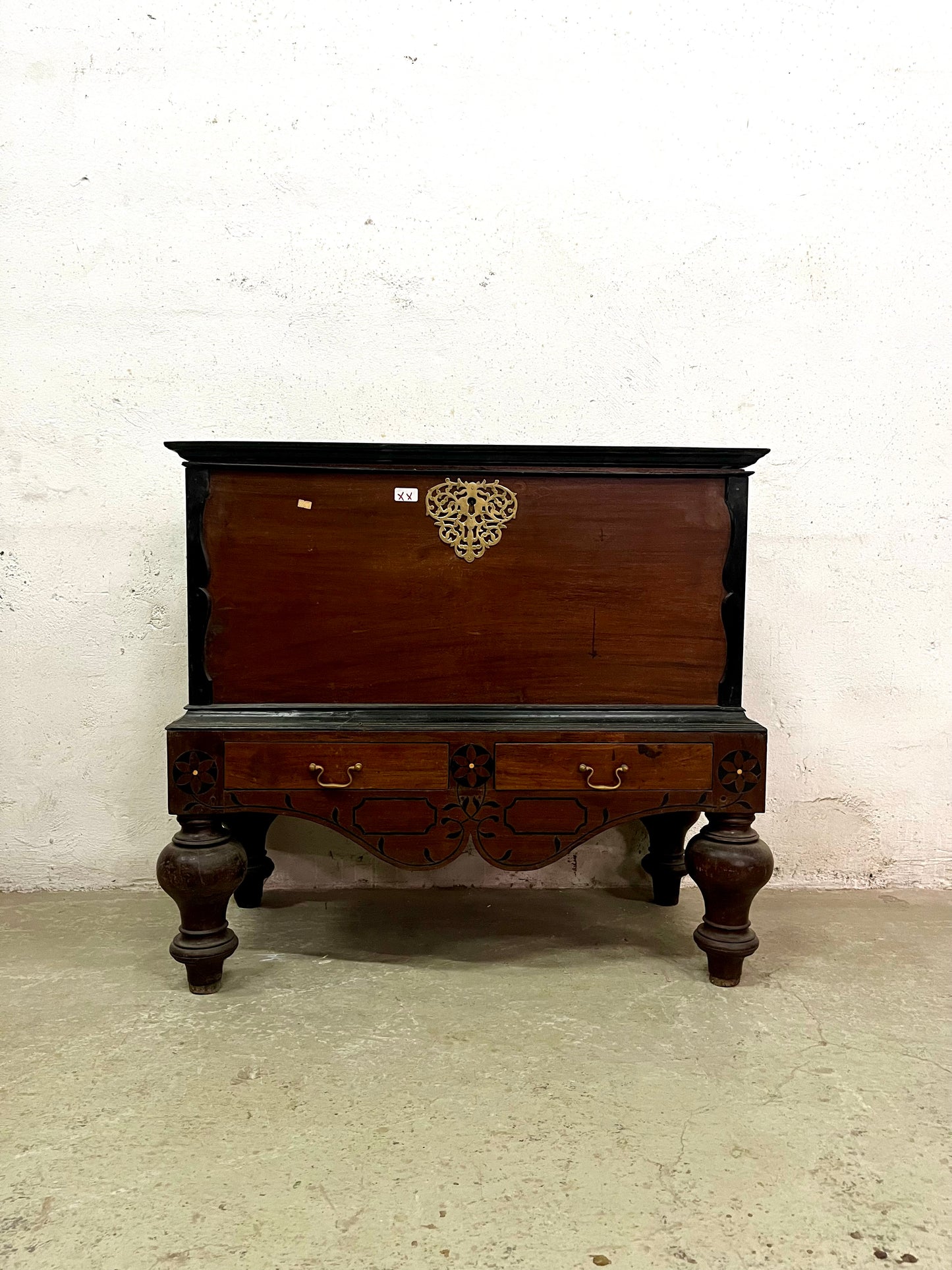 Baule coloniale in legno di teak con intarsio in ebano, vista frontale