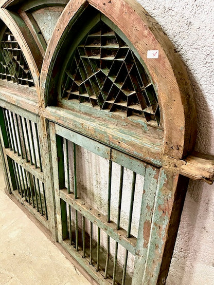 Antica Finestra Sindhi Indiana Originale in Legno Massiccio Dipinto con Vetri Colorati