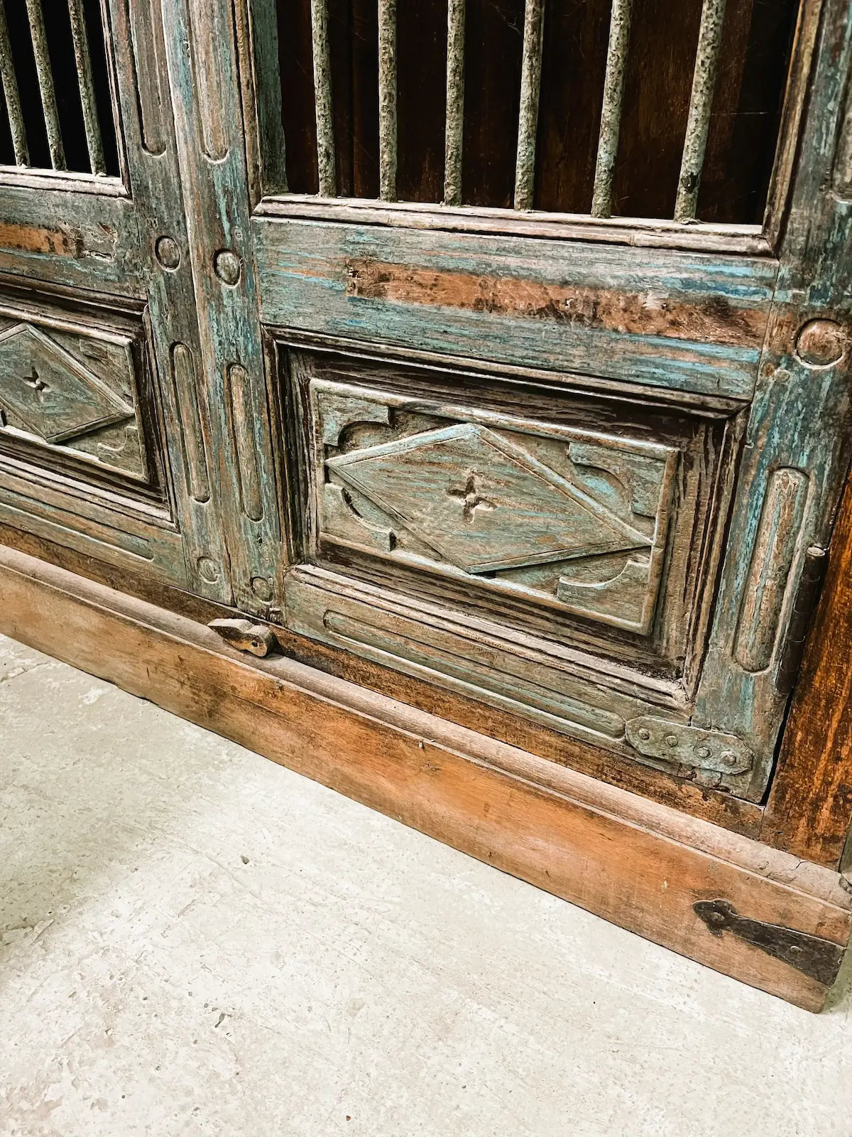 Armadio etnico indiano in legno massiccio con porte vecchie
