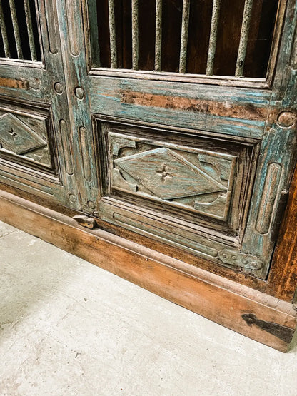 Armadio etnico indiano in legno massiccio con porte vecchie