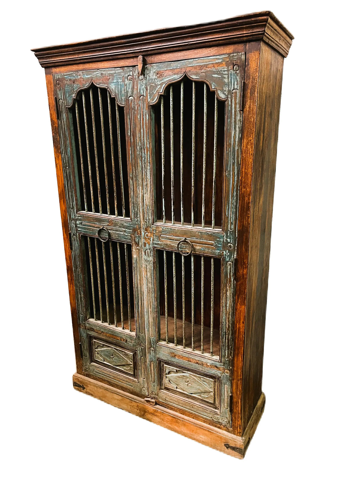 Armadio indiano in legno massiccio con porte vecchie frontale originale vecchio portale con griglia in ferro battuto e decorazioni 