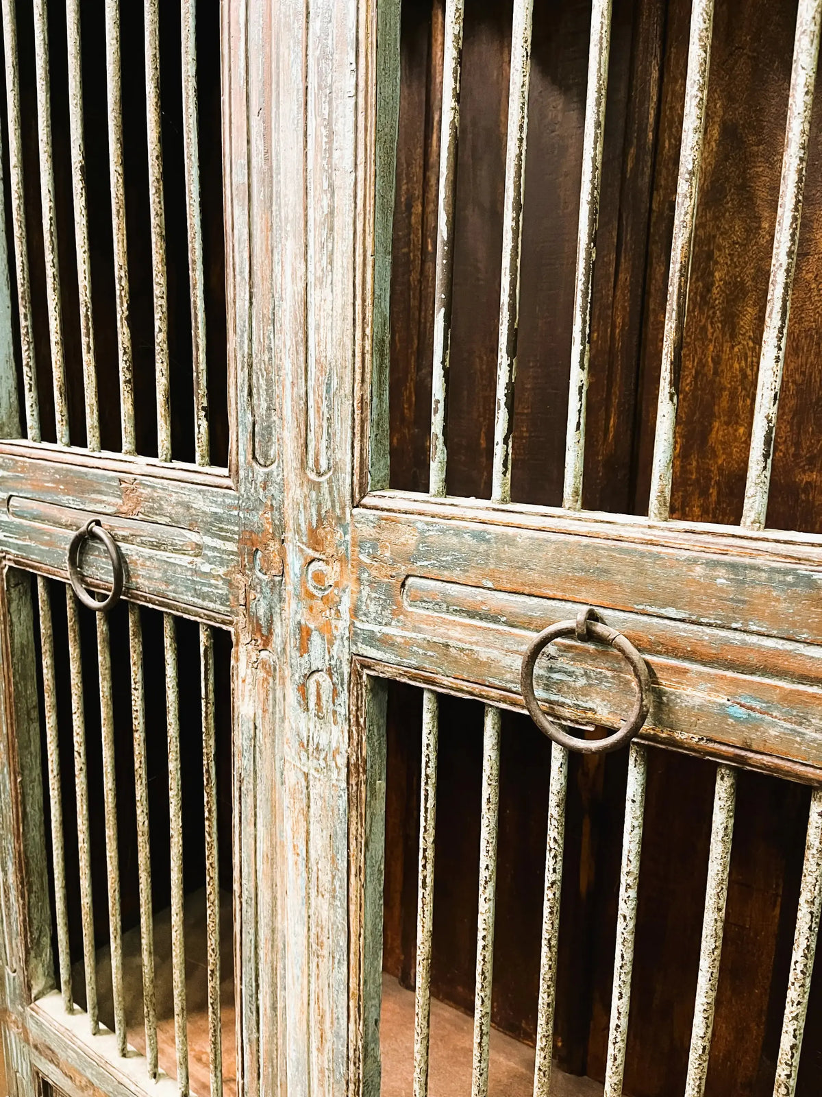 Armadio etnico indiano in legno massiccio con porte vecchie dettaglio frontale