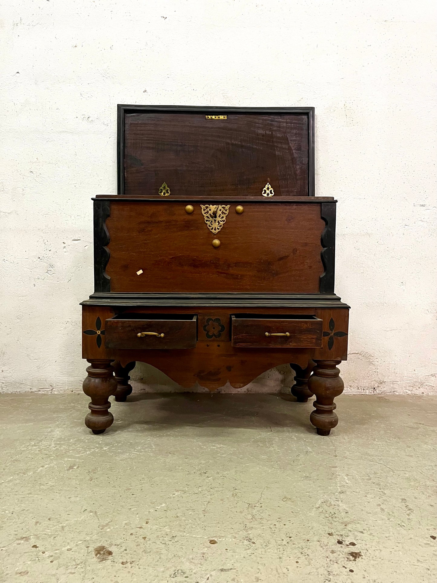 Baule coloniale in teak con intarsi in ebano, vista frontale