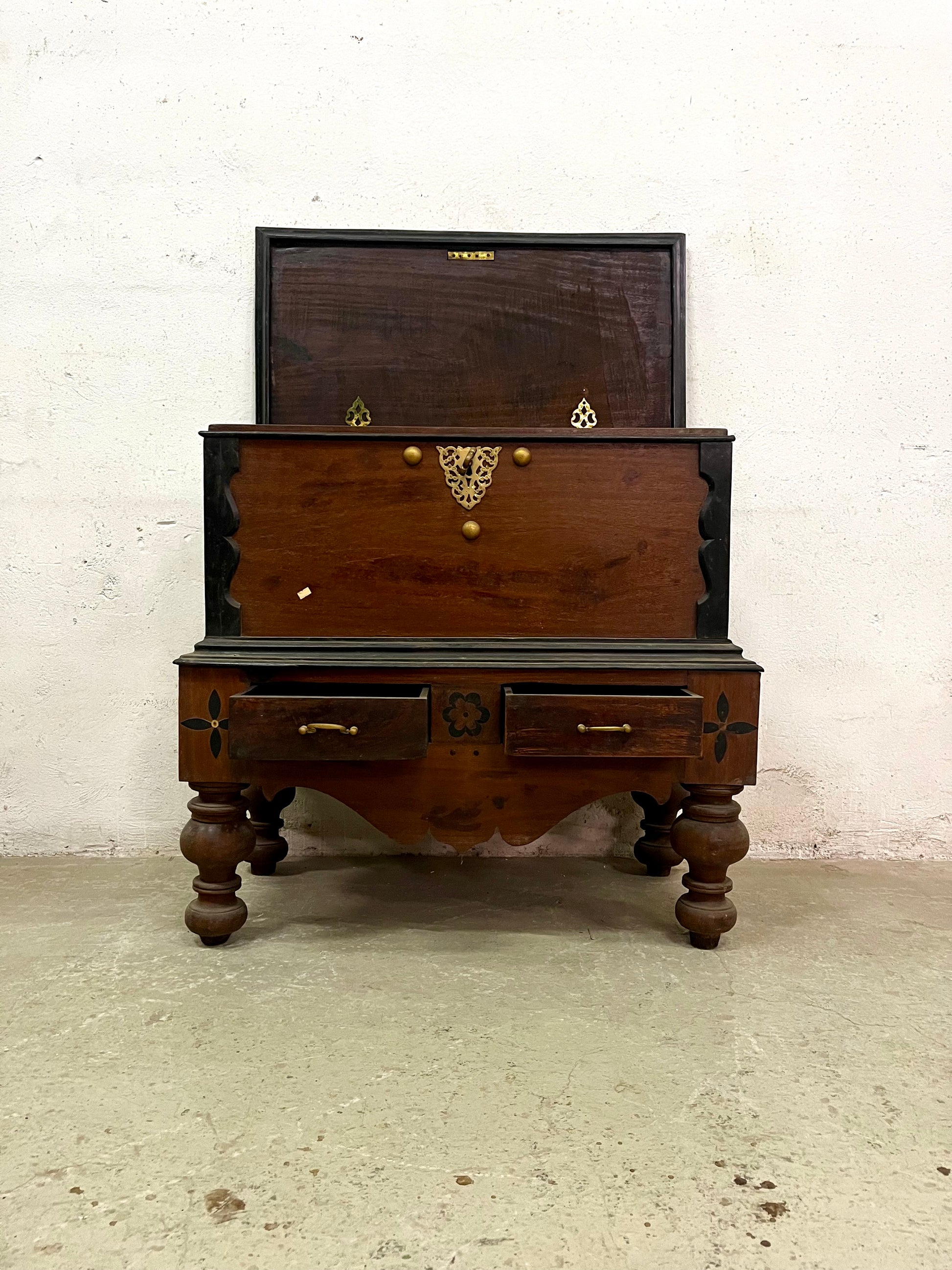 Baule coloniale in teak con intarsi in ebano, vista frontale