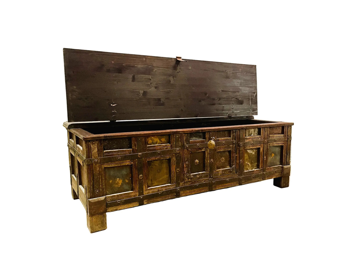 Baule indiano originale antico con frontale decorato in teak