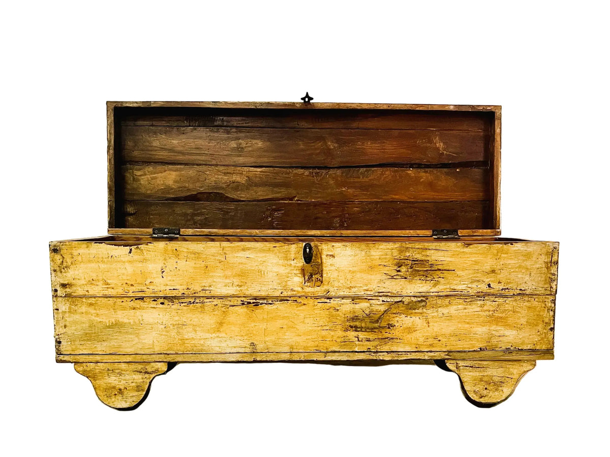 Baule indiano antico originale dipinto in legno massiccio di Teak con ruote