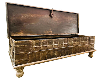 Baule indiano originale antico con frontale decorato in metallo e legno massiccio