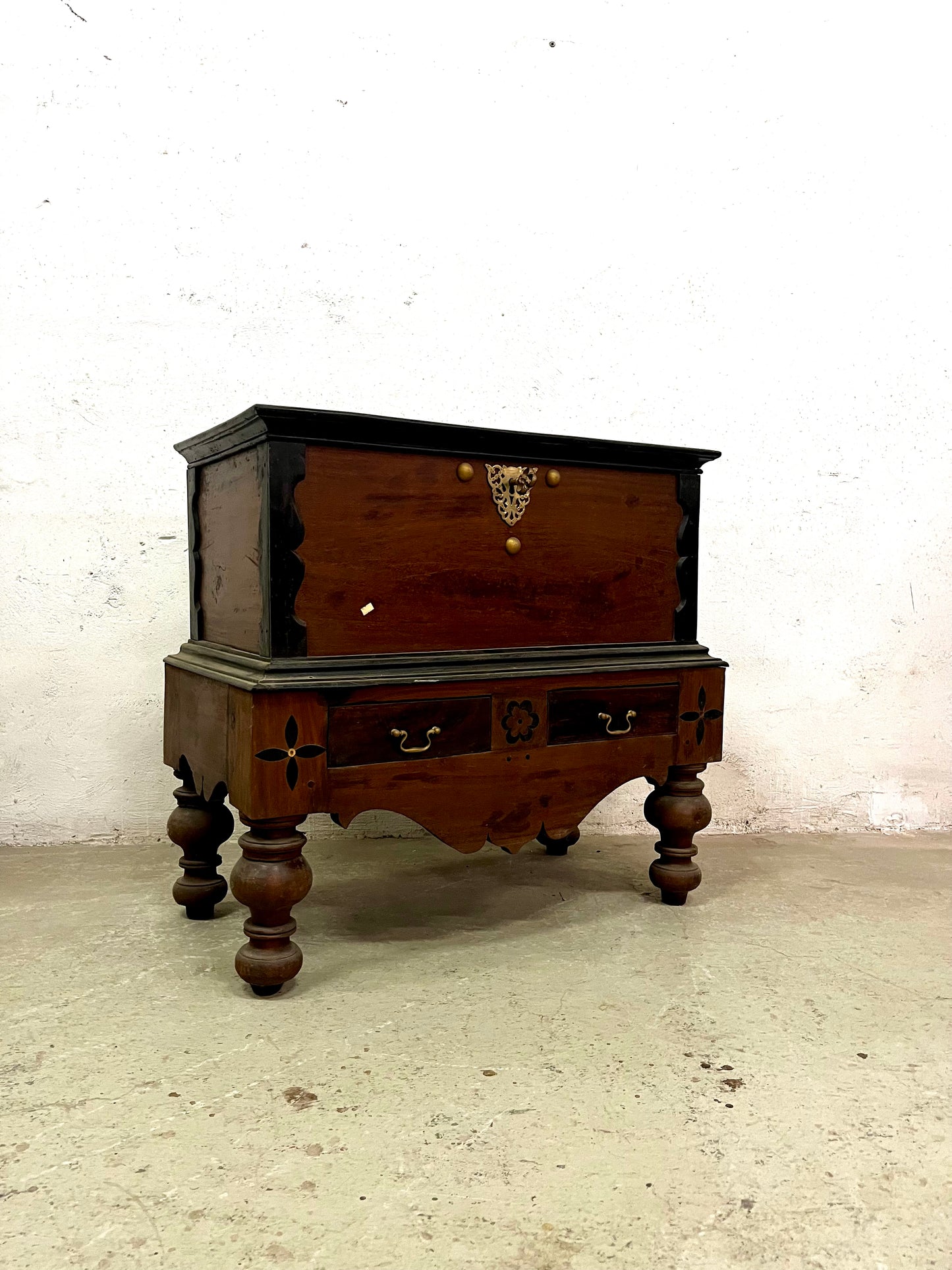 Baule coloniale in teak e ebano, vista laterale