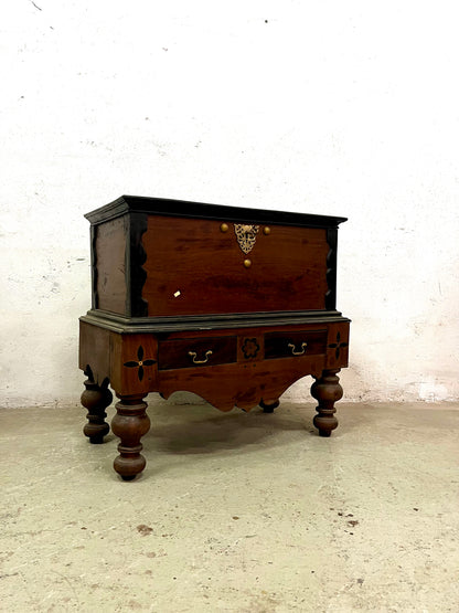 Baule coloniale in teak e ebano, vista laterale