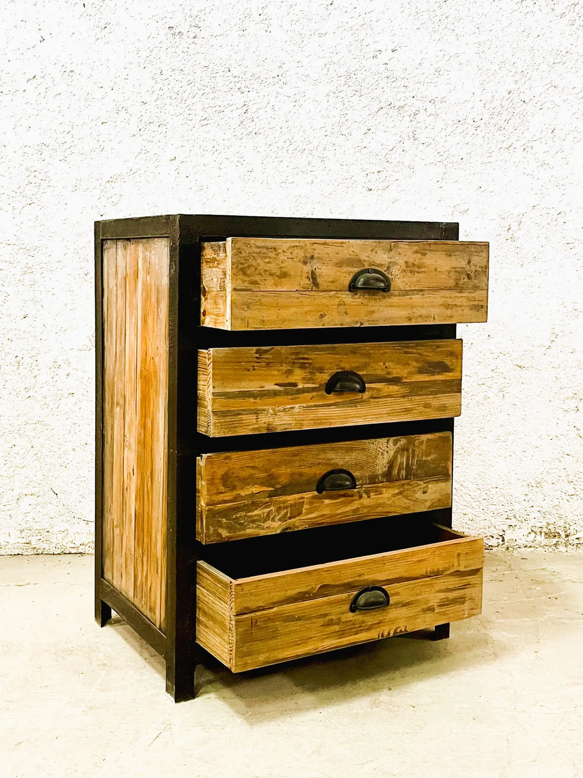 Cassettiera stile industrial in legno massiccio e ferro 4 cassetti completa aperta