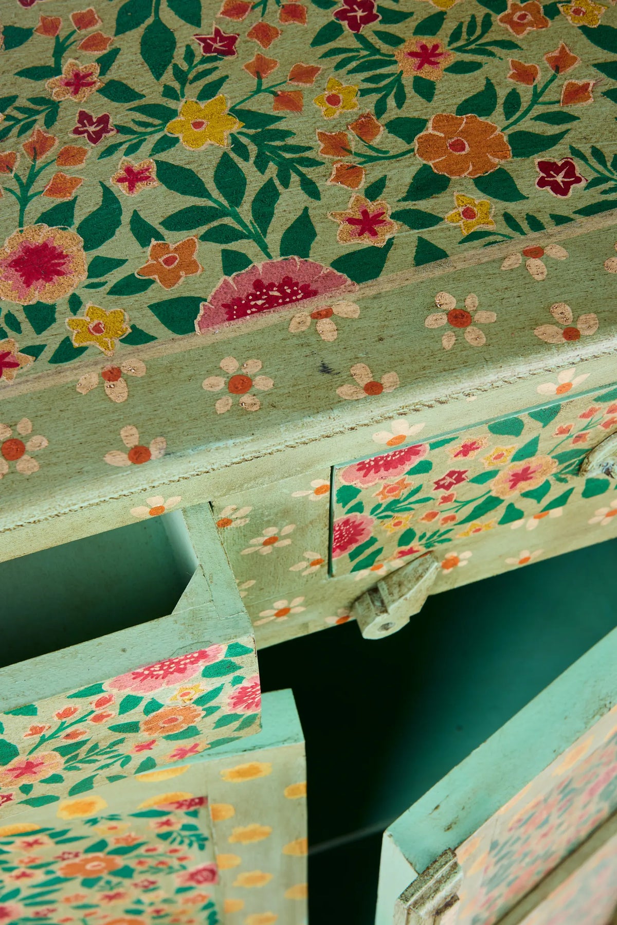 Credenza alta Indiana in legno massello dipinto 2a 1c