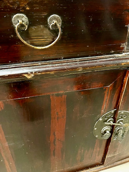 credenza cinese originale legno di cipresso dipinto in lacca vista dettaglio frontale ferramenta originale